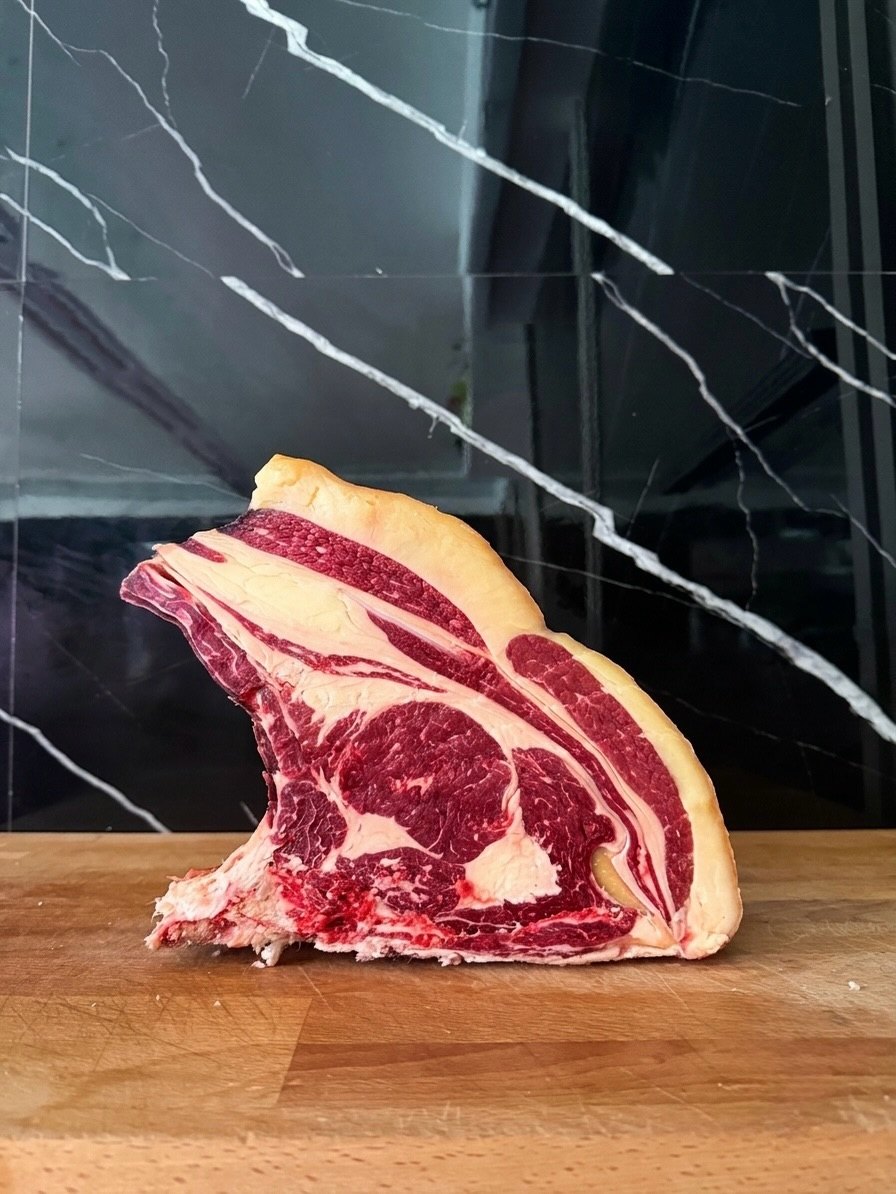 Taglio di bovino maturato pronto per il banco delle carni frollate a Olbia