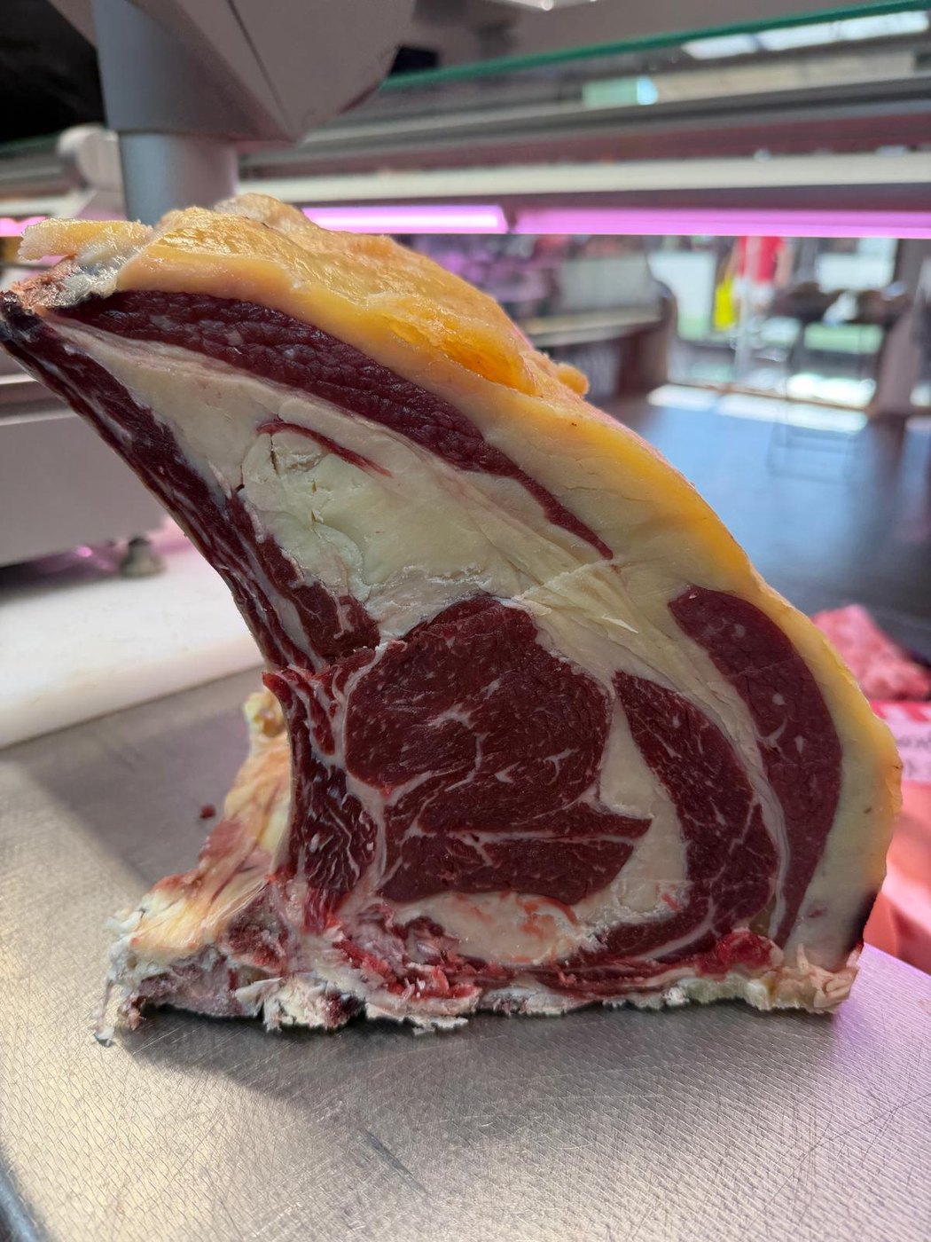 Costata esposta al banco della macelleria specializzata in carni frollate a Olbia