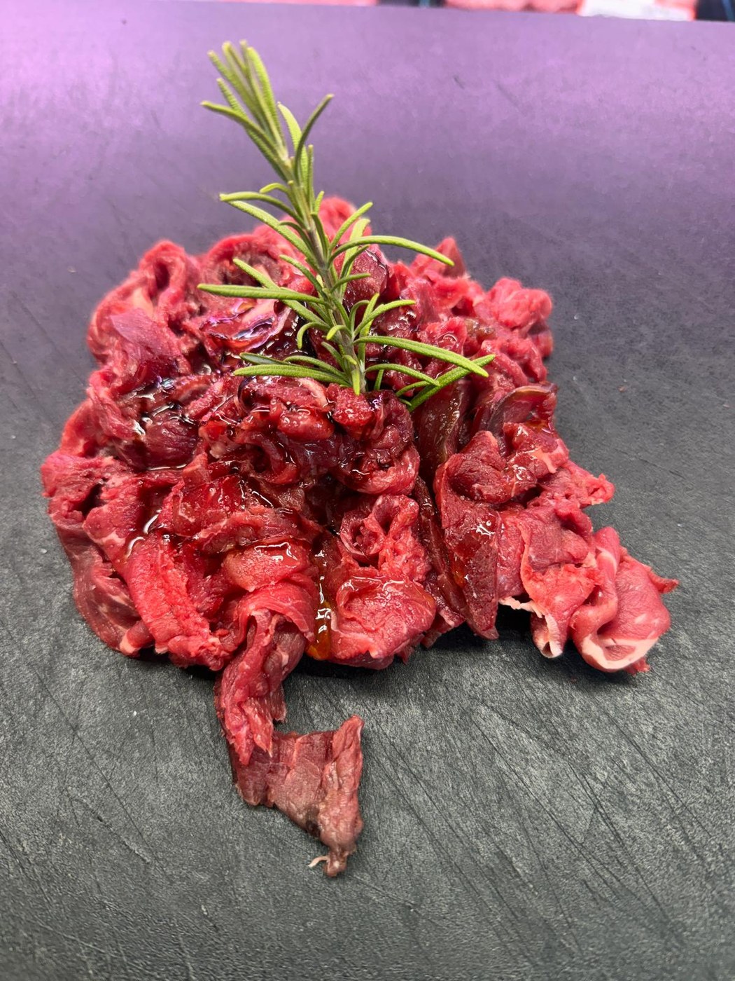 Carne fresca appena porzionata nella macelleria di carni frollate a Olbia